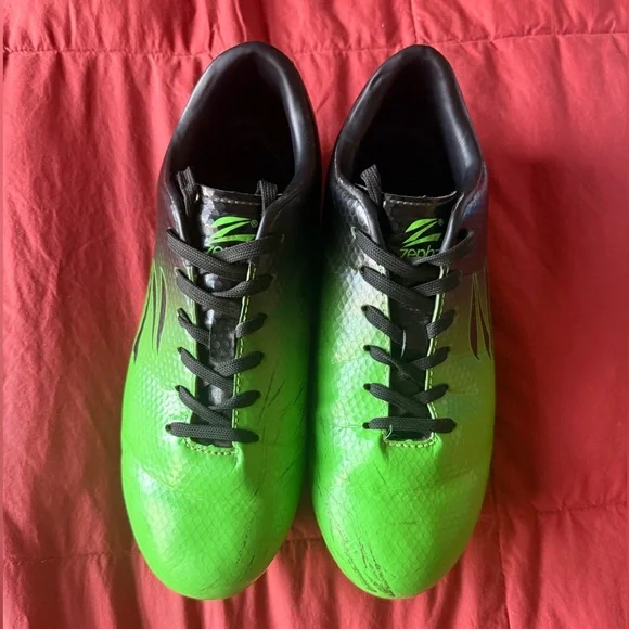 Big Kids’ Wide Traxx Soccer Cleats - Youth Size 6EE - Picture 2 of 11